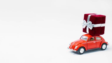 Minsk, Belarus - 10 Ocak 2022: beyaz arka planda hediye kutusu olan oyuncak araba. Pankart