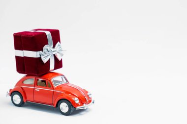 Minsk, Belarus - 10 Ocak 2022: beyaz arka planda hediye kutusu olan oyuncak araba. Metin uzayı