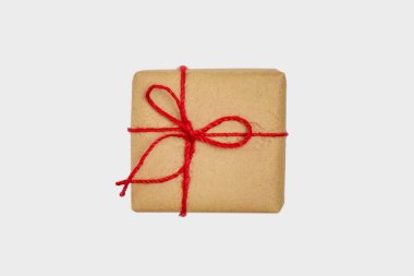 Hediye paketi beyaza izole edildi 