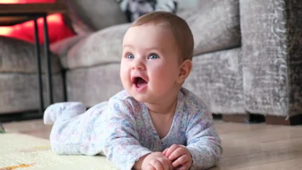 Sonriente Bebé Acostado Estómago Aprendiendo Gatear — Vídeo de stock
