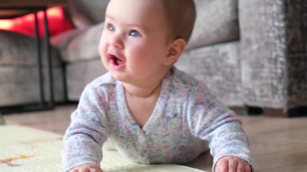 Bebé Rastejar Quarto Infância — Vídeo de Stock