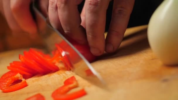 Chef Corta Pimiento Rojo Una Tabla Madera Con Cuchillo Primer — Vídeos de Stock