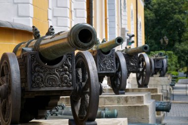 Kremlin, Moskova ve Rusya 'daki Arsenal' in dışındaki vintage topçu sergisinde bir dizi tarihi top..