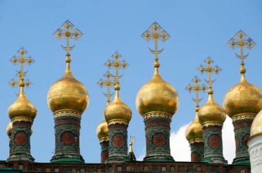 Moskova Kremlin 'deki Terem Kiliseleri kompleksi. Kompleks, farklı seviyelerde yer alan ve geçitlerle bağlantılı dört Terem kilisesinden oluşuyor.