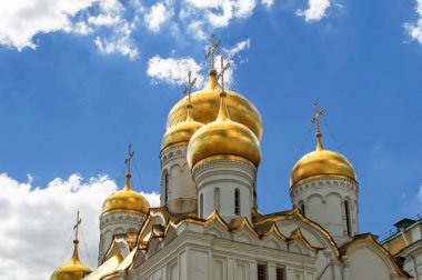 MOSCOW, RUSSIA - 06 14 2016: Duyuru Katedrali kubbeleri. Katedral Moskova 'nın ana kilisesiydi. Büyük Prensler ve Çarlar kraliyet törenleri ve kraliyet hazinesinin korunması için kurulmuştu..