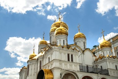 Katedral kubbeleri. Katedral Moskova 'nın ana kilisesiydi. Büyük Prensler ve Çarlar kraliyet törenleri ve kraliyet hazinesinin korunması için kurulmuştu..