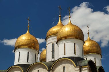 Varsayım Katedrali 'nin altın kubbeleri. Bu Rus Ortodoks kilisesi Moskova Kremlin Katedrali 'nin kuzey tarafında yer almaktadır..