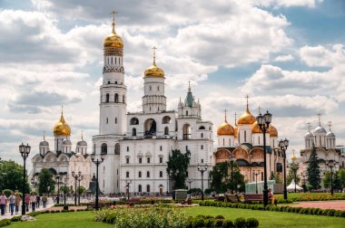 Moskova, Rusya - 04: 16 2016: Moskova Kremlin katedralleri önünde Büyük Çan Kulesi kompleksi bulunan İvan manzaralı.