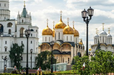 Moskova, Rusya - 04: 16 2016: Dormition Katedrali 'nin altın kubbeleri. Theotokos yatakhanesine adanmış bu Rus Ortodoks kilisesi Katedral Meydanı 'nın kuzey tarafında yer almaktadır.