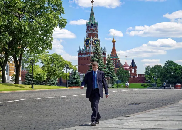 Moscow Russie 2016 Jonge Staatsambtenaar Die Langs Het Moskouse Kremlin — Stockfoto