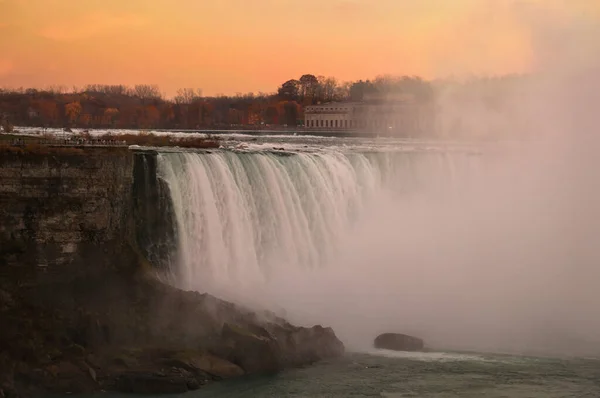 Solnedgång utsikt över American Niagara Falls vattenfall framför spektakulära uset himlen. American Falls är det näst största av de tre vattenfallen som tillsammans kallas Niagarafallen på Niagara. — Stockfoto