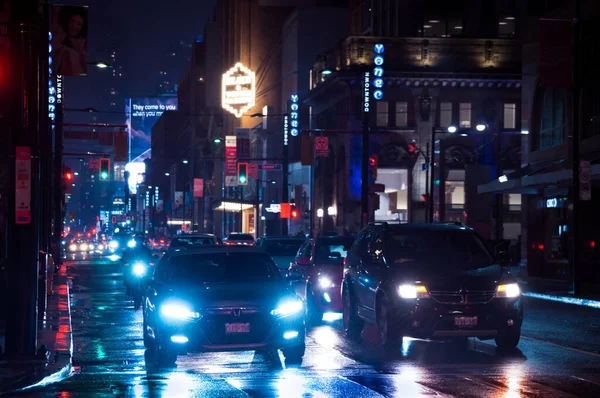 Toronto Canada 2021 Pioggia Notturna Che Riversa Auto Piedi Semafori — Foto Stock