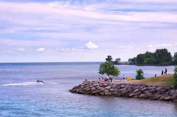 TORONTO, CANADA - 07 12 2021: Zomer uitzicht op de wateren van het meer van Ontario en wandelpad langs de kustlijn in Humber Bay Shores buurt van Toronto stad. Humber Bay Shores is een historische en — Stockfoto