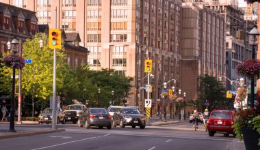 TORONTO, CANADA - 07 21 2020: Jarvis Caddesi kavşağında trafik sıcak yaz günbatımı saatinde Toronto, Ontario, Kanada