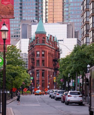 TORONTO, CANADA - 07 21 2020: Toronto finans bölgesinde renkli çiçeklikler, yeşil ağaçlar ve Gooderham Flatiron binaları ile Front Caddesi boyunca yaz akşamı manzarası