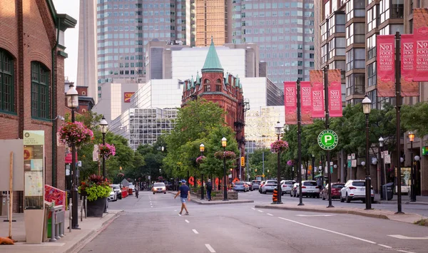 TORONTO, CANADA - 07 21 2020: Toronto finans bölgesinde renkli çiçeklikler, yeşil ağaçlar ve Gooderham Flatiron binaları ile Front Caddesi boyunca yaz akşamı manzarası
