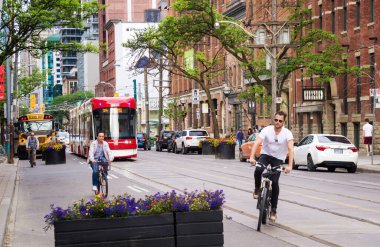 Toronto, Kanada - 06 09 2018: Gittikçe daha fazla Torontonlu Toronto sokaklarını arabalar, otobüsler ve tramvaylarla paylaşmak gibi sağlıklı ulaşım araçlarını seçiyor