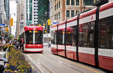 Toronto, Kanada - 06 09 2018: Toronto King caddesinde yeni bombardıman uçağı yapımı TTC tramvaylar. Toronto Ulaşım Komisyonu otobüs, tramvay ve metro işleten bir toplu taşıma şirketidir.