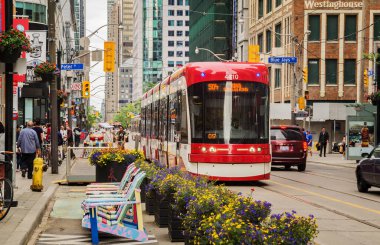 Toronto, Kanada - 06 09 2018: Toronto King caddesinde yeni bir Bombardıman uçağı yapımı TTC tramvayı. Toronto Ulaşım Komisyonu otobüs, tramvay ve metro işleten bir toplu taşıma şirketidir..