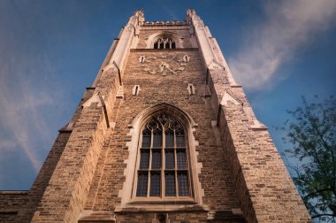 Toronto, Kanada - 08 19 2018: Toronto Üniversitesi Askerler Anıtı Derin mavi gökyüzü önünde sıcak günbatımı ışınlarıyla aydınlatıldı. UofT Askerler Kulesi bir çan ve saat kulesidir.