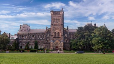 Toronto, Kanada - 08 19 2018: Toronto Üniversitesi Tarihi Hart House binası. Bu Neo-Gotik üniversite binası tiyatro, restoran, halka açık etkinlikler ve bir sanat galerisine ev sahipliği yapıyor..