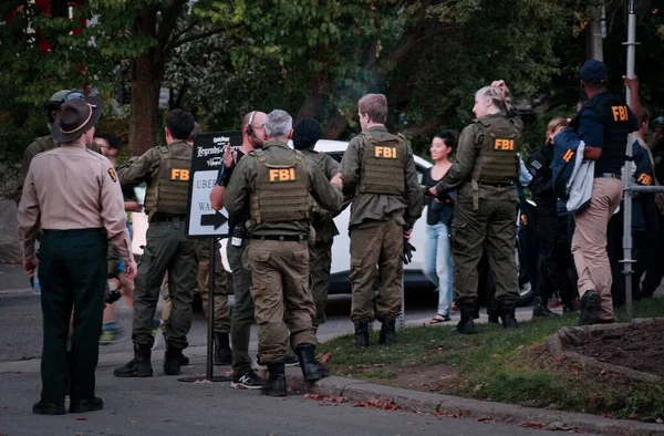 TORONTO, CANADA - 10 09 2018: Atores vestindo uniforme do FBI na rua Austin Terace durante as filmagens da série de TV epsode — Fotografia de Stock