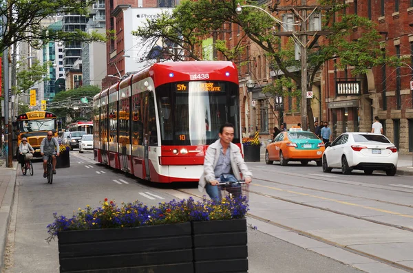 Toronto, Canadá - 06 09 2018: Mais e mais torontonianos escolhem meios saudáveis de transporte, como bicicletas, compartilhando as ruas de Toronto com carros, ônibus e bondes. Fotos De Bancos De Imagens Sem Royalties