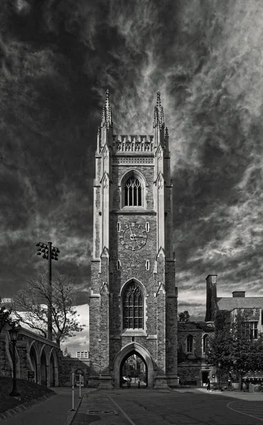 Toronto, Canadá - 20 10 2018: Vista de outono no memorial Soldiers Tower, que é uma torre de sino e relógio da Universidade de Toronto que comemora os membros da universidade que serviram nas Guerras Mundiais Fotos De Bancos De Imagens