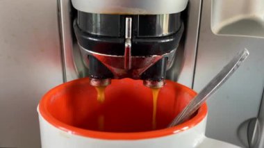 iki kahve kahve makinesi yapıyor 