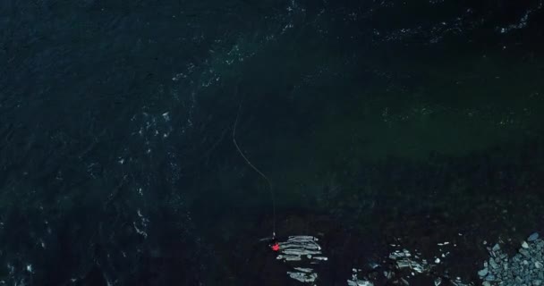 Человек-мухомор бросает удочку во время блуждания по красивой реке — стоковое видео