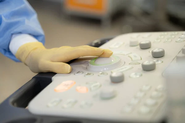 La main des médecins sur la machine à ultrasons Images De Stock Libres De Droits