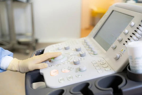 La main des médecins sur la machine à ultrasons Images De Stock Libres De Droits