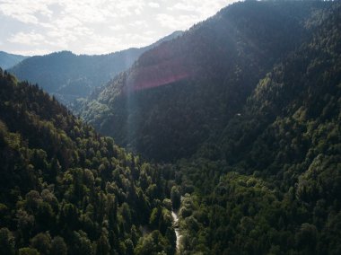 Drone 'un dağlardaki göl manzarası