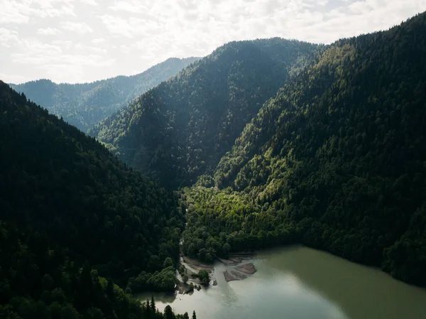 Vue sur drone Vue sur le lac dans les montagnes Photo De Stock