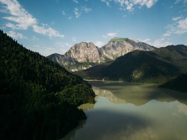 Widok drona Widok na jezioro w górach Obraz Stockowy