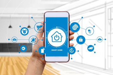 Evde elinde akıllı telefon tutan bir kadın ya da erkek. Modern yaşam internetindeki ikonlarıyla, akıllı ev teknolojisiyle. Otomasyon konsepti. Oturma odasında geleceğin yeni yeniliği..