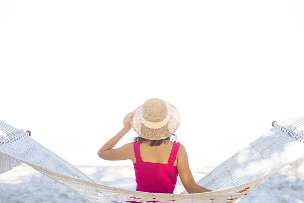 Asian Woman Relaxing Hammock Tropical Beach Njoy Her Freedom Fresh — стоковое фото