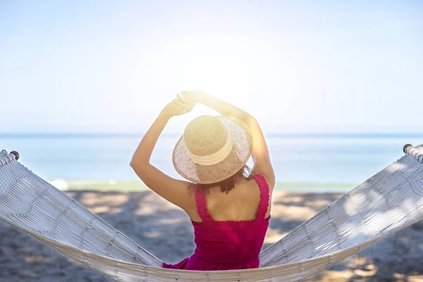 Femeia Asiatică Relaxează Hamac Plaja Tropicală Bucură Libertate Aer Proaspăt — Fotografie, imagine de stoc