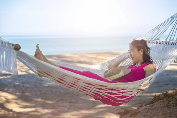 Femeia Asiatică Relaxează Hamac Plaja Tropicală Bucură Libertate Aer Proaspăt — Fotografie, imagine de stoc