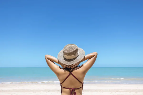 Femeile Tinere Bikini Pălărie Paie Stau Plaja Tropicală Bucurându Vedere — Fotografie, imagine de stoc