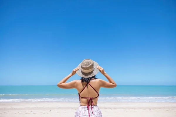 Молодые Женщины Бикини Соломенной Шляпе Стоят Тропическом Пляже Наслаждаясь Видом — стоковое фото