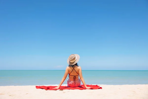 Femeile Tinere Bikini Pălărie Paie Stau Plaja Tropicală Bucurându Vedere — Fotografie, imagine de stoc