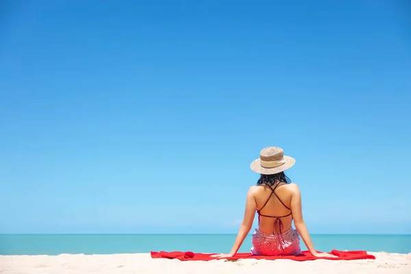 Femeile Tinere Bikini Pălărie Paie Stau Plaja Tropicală Bucurându Vedere — Fotografie, imagine de stoc