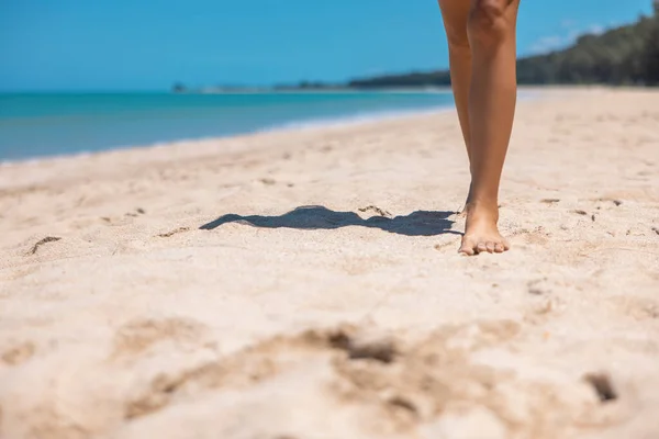 Close Bare Γυναίκα Πόδι Περπάτημα Χρυσή Αμμουδιά Παραλία Στο Κάο — Φωτογραφία Αρχείου