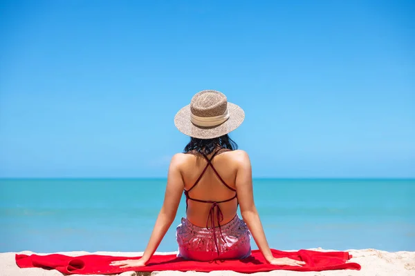 Femeile Tinere Bikini Pălărie Paie Stau Plaja Tropicală Bucurându Vedere — Fotografie, imagine de stoc