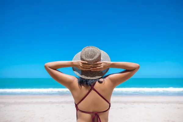 Femeile Tinere Bikini Pălărie Paie Stau Plaja Tropicală Bucurându Vedere — Fotografie, imagine de stoc