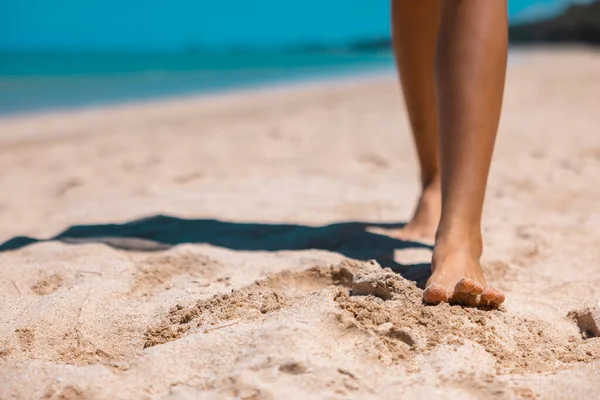 Närbild Barfota Kvinna Promenader Gyllene Sandstrand Khao Lak Phang Nga — Stockfoto