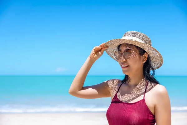 Young Women Bikini Straw Hat Stand Tropical Beach Enjoying Looking — Stock Photo, Image