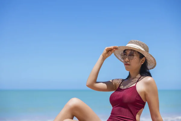 Young Women Bikini Straw Hat Sit Tropical Beach Enjoying Looking — Stock Photo, Image