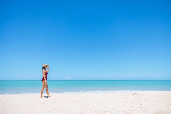 Femeile Tinere Bikini Pălărie Paie Stau Plaja Tropicală Bucurându Vedere — Fotografie, imagine de stoc